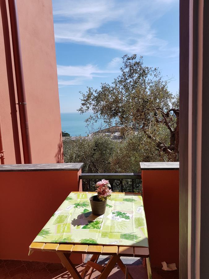 Lorenzo'S Charming Flat Monterosso al Mare Bagian luar foto